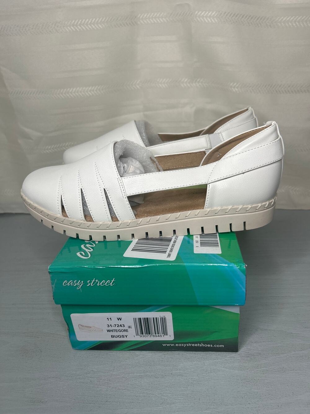 Easy Street Bugsy Cut Out Slip-On Flats White Womens Size 11 Wide